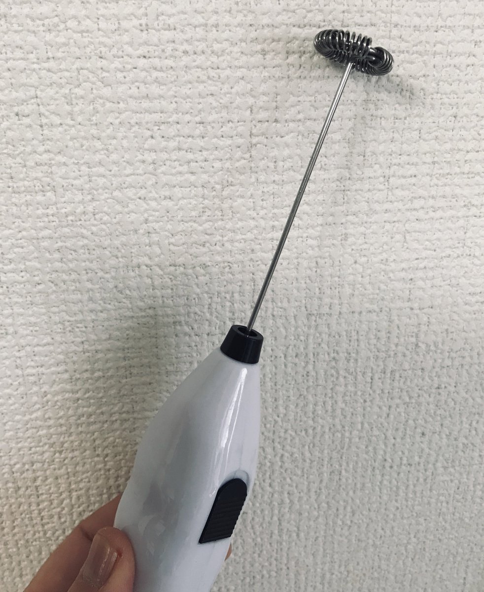 emi_rinjapan's tweet photo. アルバム曲の解説文を書き書き✍🏻
またあらためてお知らせしますね。

100均のカプチーノウォーマーが活躍◎
カフェクオリティのふわふわの豆乳カフェオレに変身☕️✨
シナモンかけるのがお気に♡

#おうちカフェ #家で過ごそう 
#stayhomework https://t.co/m2fj8mlyEi