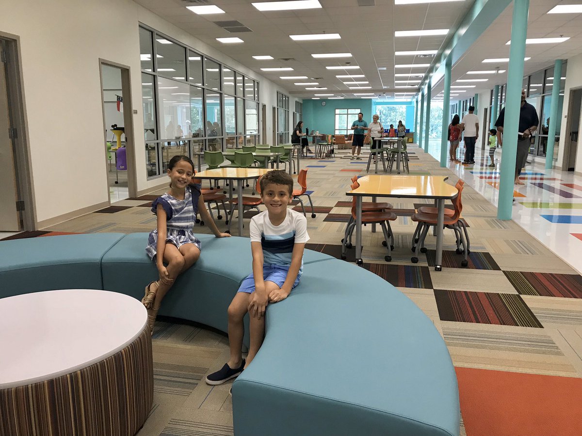 Throwback Thursday at Parkside 😃<a href="/TeresaLky3/">Dr. Teresa Caswell</a> <a href="/es_parkside/">THEParksideES</a>