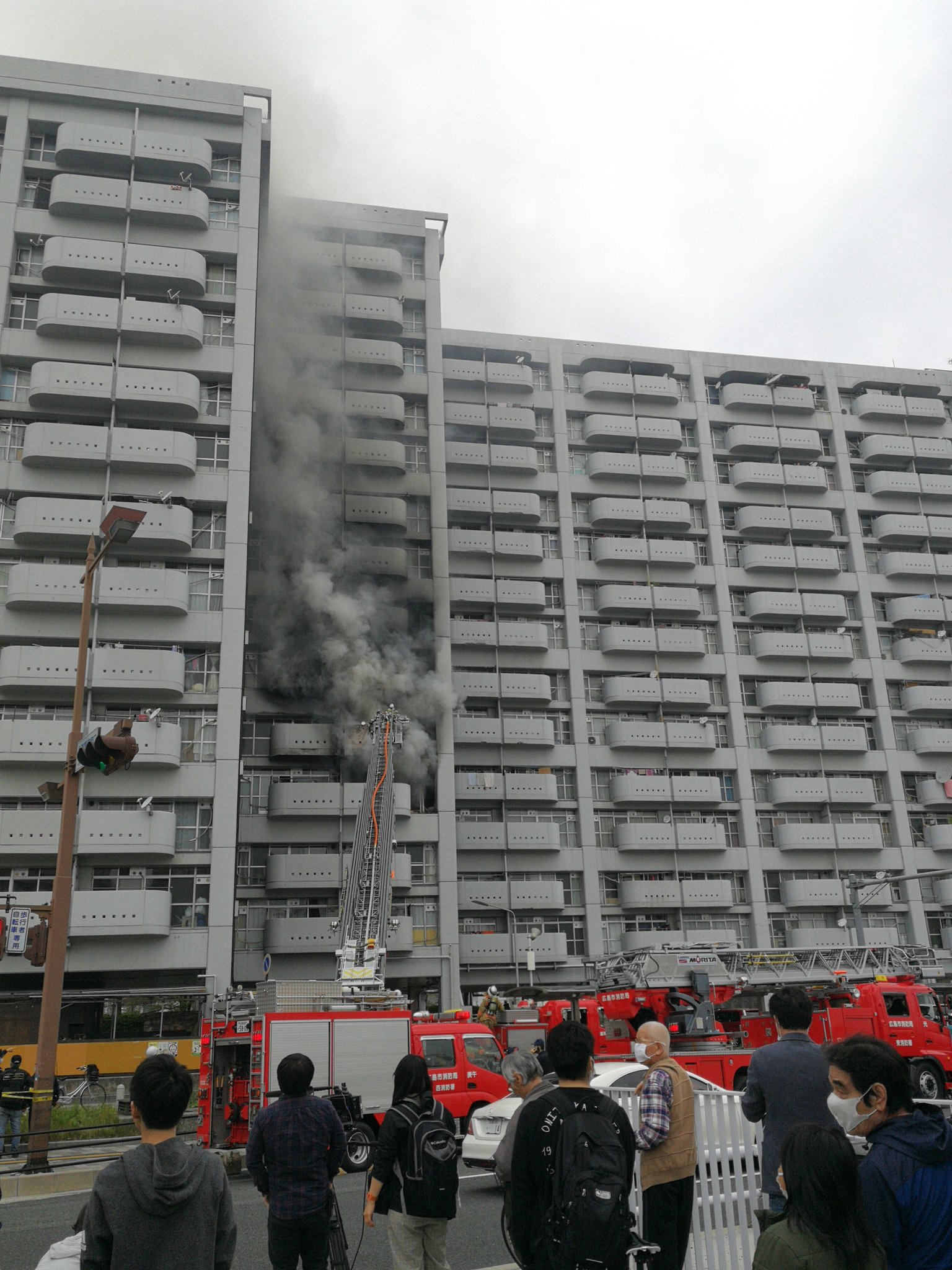 基町付近の高層アパートが火事になっている画像