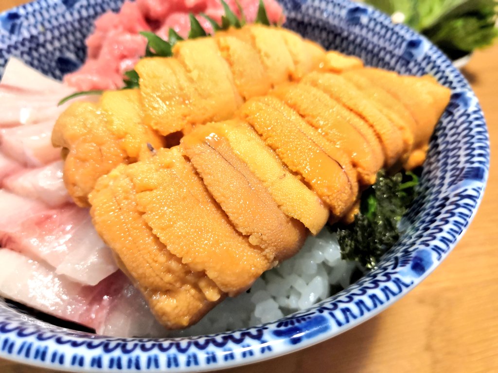 マダラさん Twitterissa メカジキ 本マグロ ウニの三色丼 メカジキ超うまい 背側だけど皮ぎし近くの脂の乗りの素晴らしさよ ウニも中落ちもうますぎてたまらん しかし優勝はメカジキでした T Co 8vrv4wkdqj Twitter