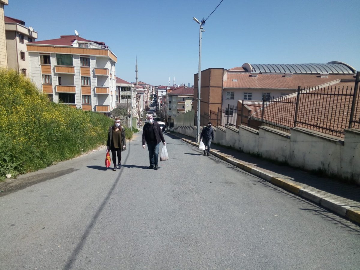 Gazi Dayanışma Ağı olarak mahallemizde bulunan sokak hayvanlarına bir tas su bir tas mama bıraktık.

Sen doğayı korursan doğa da seni korur! 

#DayanışmaYaşatır