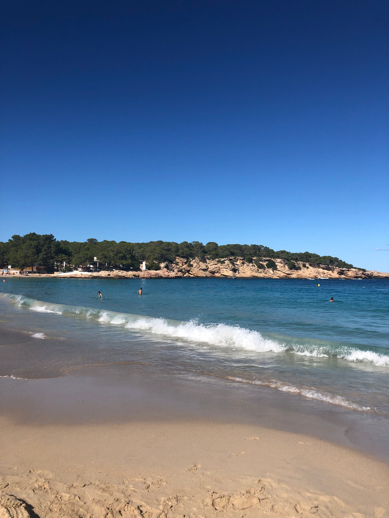 Ik vind dat het wel tijd wordt om wat meer positieve dingen te delen op #feelgoodfriday! En met een zonnige throwback foto van Ibiza krijgen we altijd weer goede herinneringen toch? Met wie lig jij graag weer op het strand op Ibiza na deze crisis? ibizagevoel.nl
