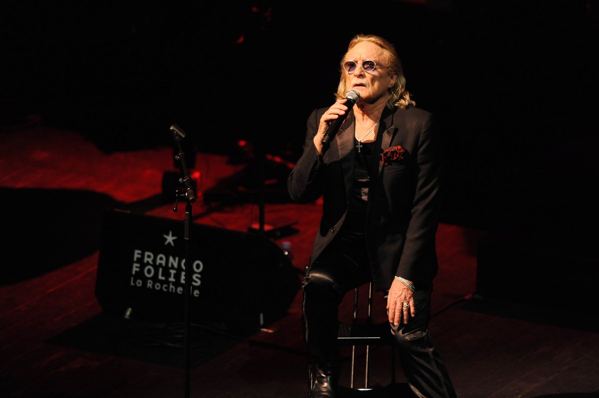 francofolies's tweet image. Christophe nous a quittés cette nuit - souvenir de son passage en 2009 - Pendant de nombreuses années, sa chanson la Dolce Vita clôturait les concerts de Saint-Jean-d’Acre : « Tous les soirs sans fins
Je traîne un vieux désarroi
Dans mon gilet de chagrin
Loin de la dolce vita »❤️