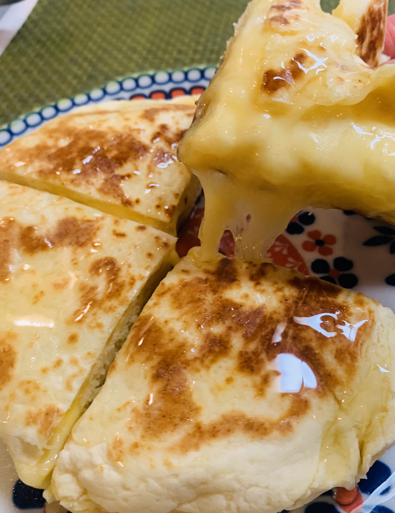 一条もんこ 世界一簡単 自称 な絶品チーズナン レシピ公開します ホットケーキミックス0g 片栗粉50g 水100cc とけるチーズ50g チーズ以外を混ぜて円形に伸ばし 真ん中にチーズを置いて包み 平らに伸ばしてフライパンで両面焼くだけ めん棒が無い