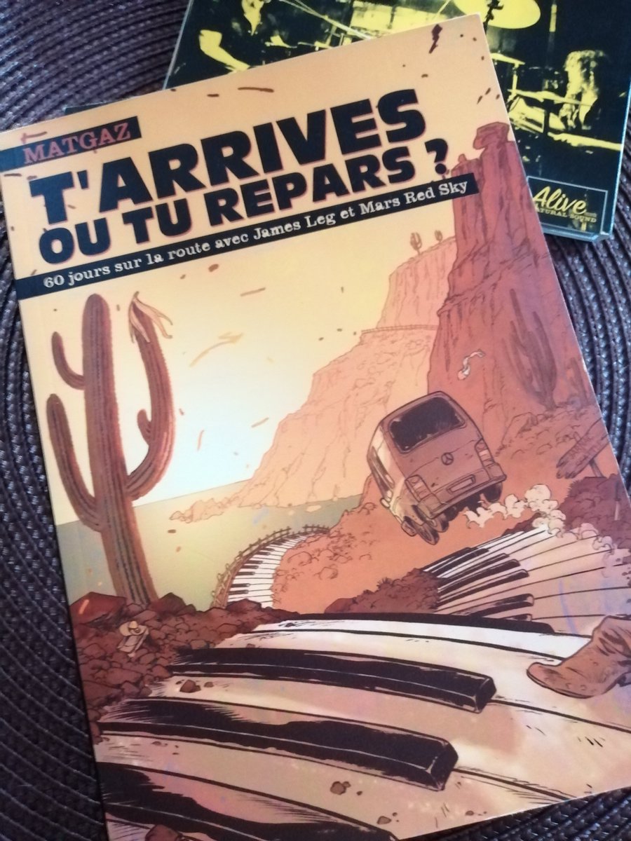 DarkHorseBib's tweet photo. #VendrediLecture "T'arrives ou tu repars?". Matgaz, batteur chez #JamesLeg et @MarsRedSky1 partage son journal de bord sur la vie en tournée, ses bonheurs et ses aléas. Rock 'n' roll et souvent drôlissime, ce récit est franchement jouissif! https://t.co/C8yiagYqV1