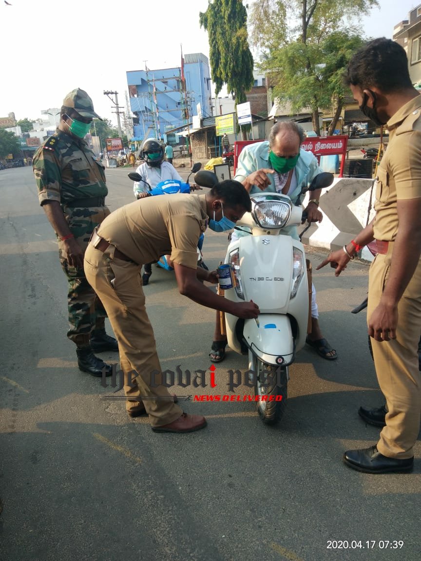 CovaiPost's tweet photo. Police and former Army personnel paint blue colour on the vehicles venturing out. Different colours are earmarked for different days so that the police can figure out how many times that vehicle has ventured out during lockdown
#Police #FormerArmy #Vehicle #Lockdown #Coimbatore https://t.co/zQ7jJa8fLi