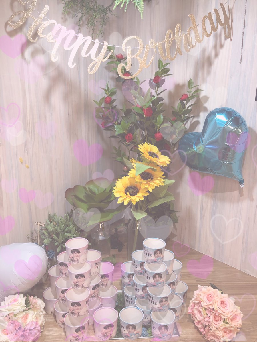 PTG__KHJ's tweet photo. @HongSmile0417 님 생일 카페 갔다왔어요
컵홀더도 그렇고 장식들도 너무 예뻐서 사진 많이 찍었어요♡ㅎㅎ
ㅋㄹㄴ때문에 어려운 상황인데도 불구하고 이런 이벤트를 준비해주셔서 감사하고 고생많으셨어요!!
#오늘도_빛나는_홍석에게
#우주에서_하나뿐인_홍석아_생일축하해
#HappyHongseokDay https://t.co/3CZvFRBnXt