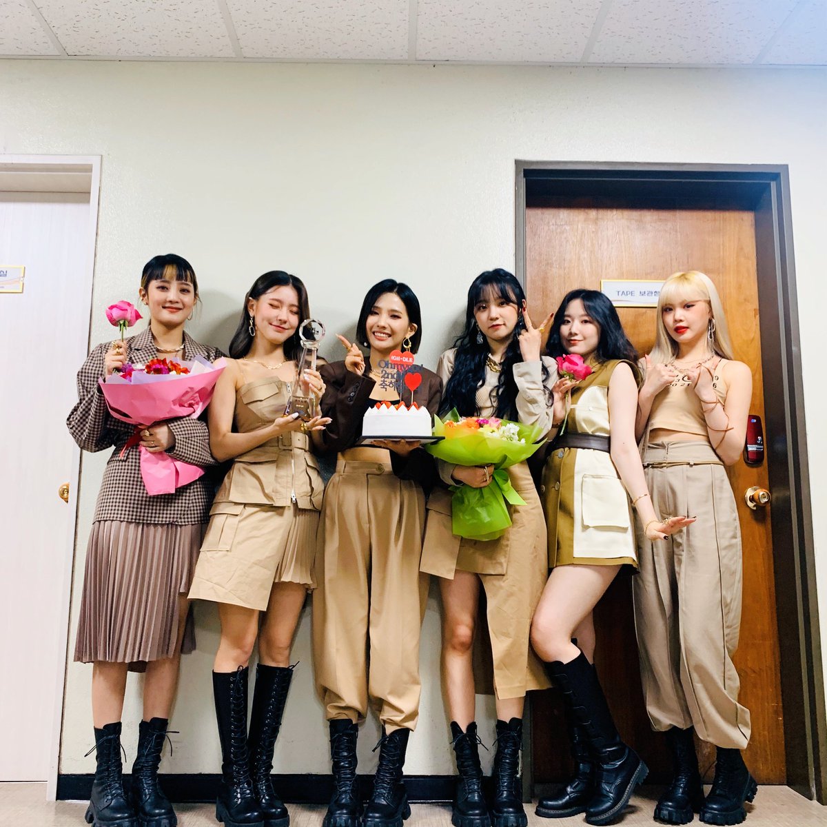 official_i_dle's tweet photo. [📸] 20200417 @ 뮤직뱅크

아이들이 그토록 바라던 공중파 1위!😭
뮤직뱅크 'Oh my god'으로 드디어 소원을 이뤘어요!!!!🎉🎂🏆🎁
네버랜드 고맙고 사랑합니다❤💜

#여자아이들 #GIDLE
#I_trust #Ohmygod
#Ohmygod2ndwin https://t.co/1hyLf1KgRI