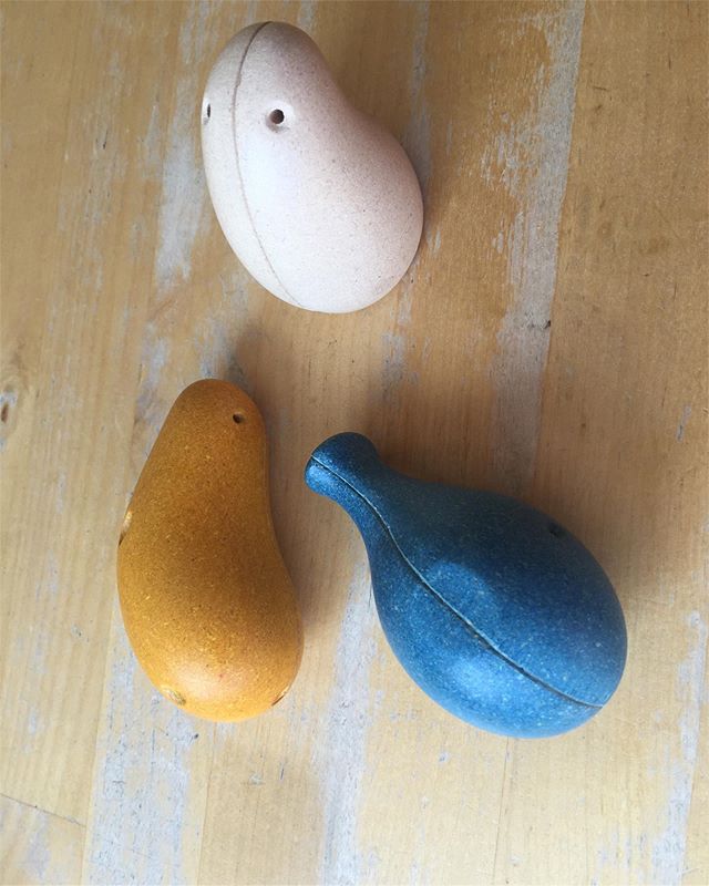 Wat zou dit worden? 🤷‍♀️ wij gaan op speurtocht! #locomo #nieuwindewebshop #buitenspelen #ontdekken #fantasie #spelenmetdenatuur #rondjewandelen #oermensjes #groengoed #groenewebshop