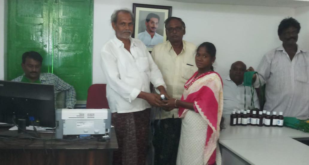 Venkat_karmuru's tweet photo. #కేవీఆర్_చారిటబుల్_ట్రస్ట్_తరఫున_సచివాలయ_సిబ్బందికు_మాస్క్లు_శానిటైజర్లు_పంపీణీ.
కేవీఆర్ చారిటబుల్ ట్రస్ట్ తరఫున చుండూరు గ్రామంలో అంబేద్కర్ నగర్ లో సచివాయంలో సిబ్బందికి మాస్క్లు, శానిటైజర్లు అందజేయడం జరిగింది.
#JanataCurfew #KVRTrust #VenkatReddy #Chunduru https://t.co/WkORJjF215