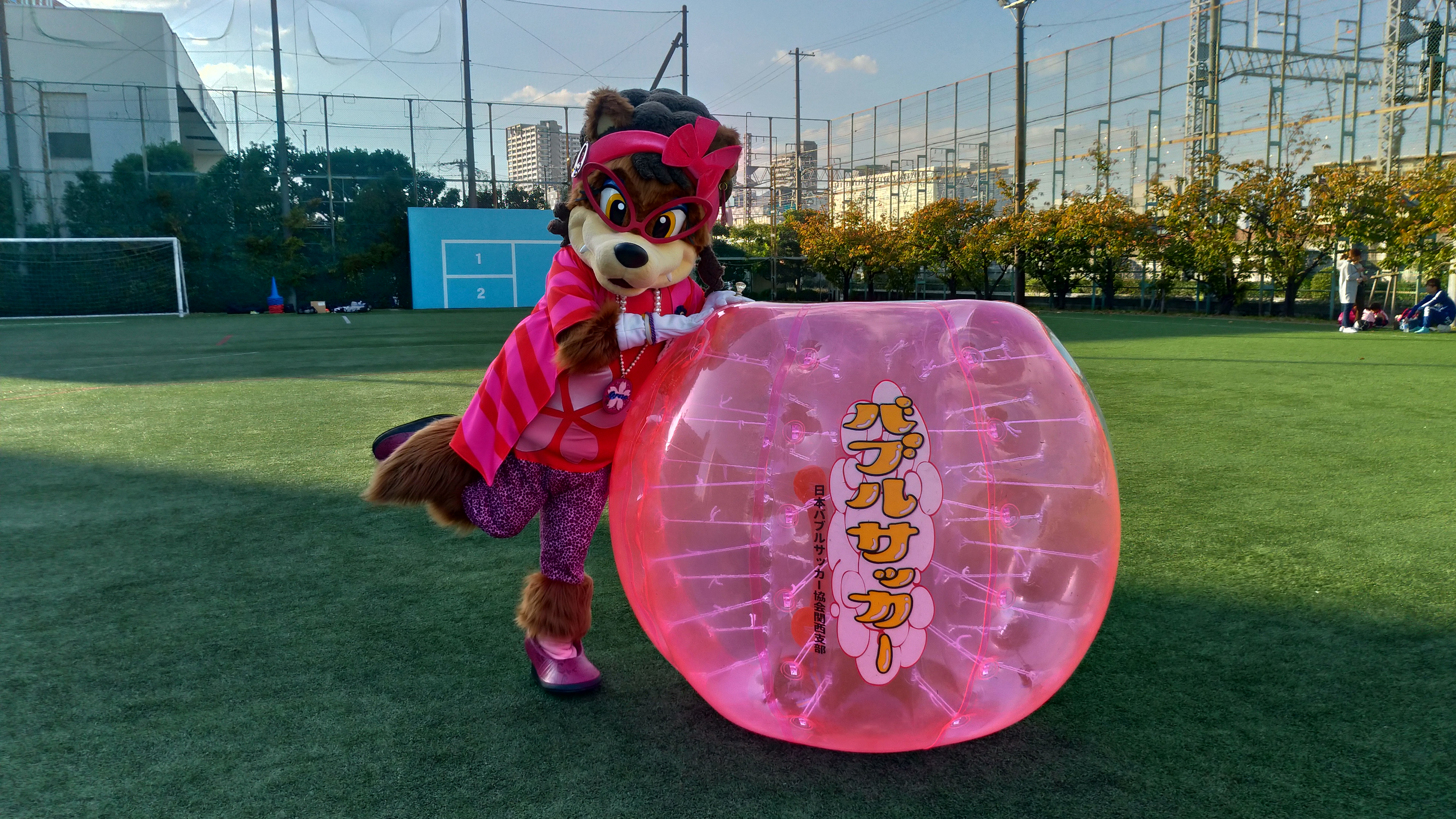 松森 勇貴 バブルサッカー協会 過去写真 企業レクリエーションに行くとスポーツチームのスポンサーになっているところも 写真はヤンマーさんの社内イベントにて セレッソ大阪のマダム ロビーナ 優しいマスコットはこんな感じで遊んでくれます笑