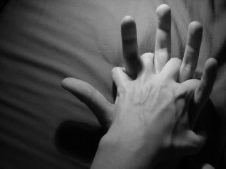 FloryCantoX's tweet photo. Entrelazar las manos durante el sexo es terapéutico, pero una mano más una mano NO son dos manos, son manos unidas amandose y luchando por la Revolución.

@uncensoretweet https://t.co/EvuKlYTyfa