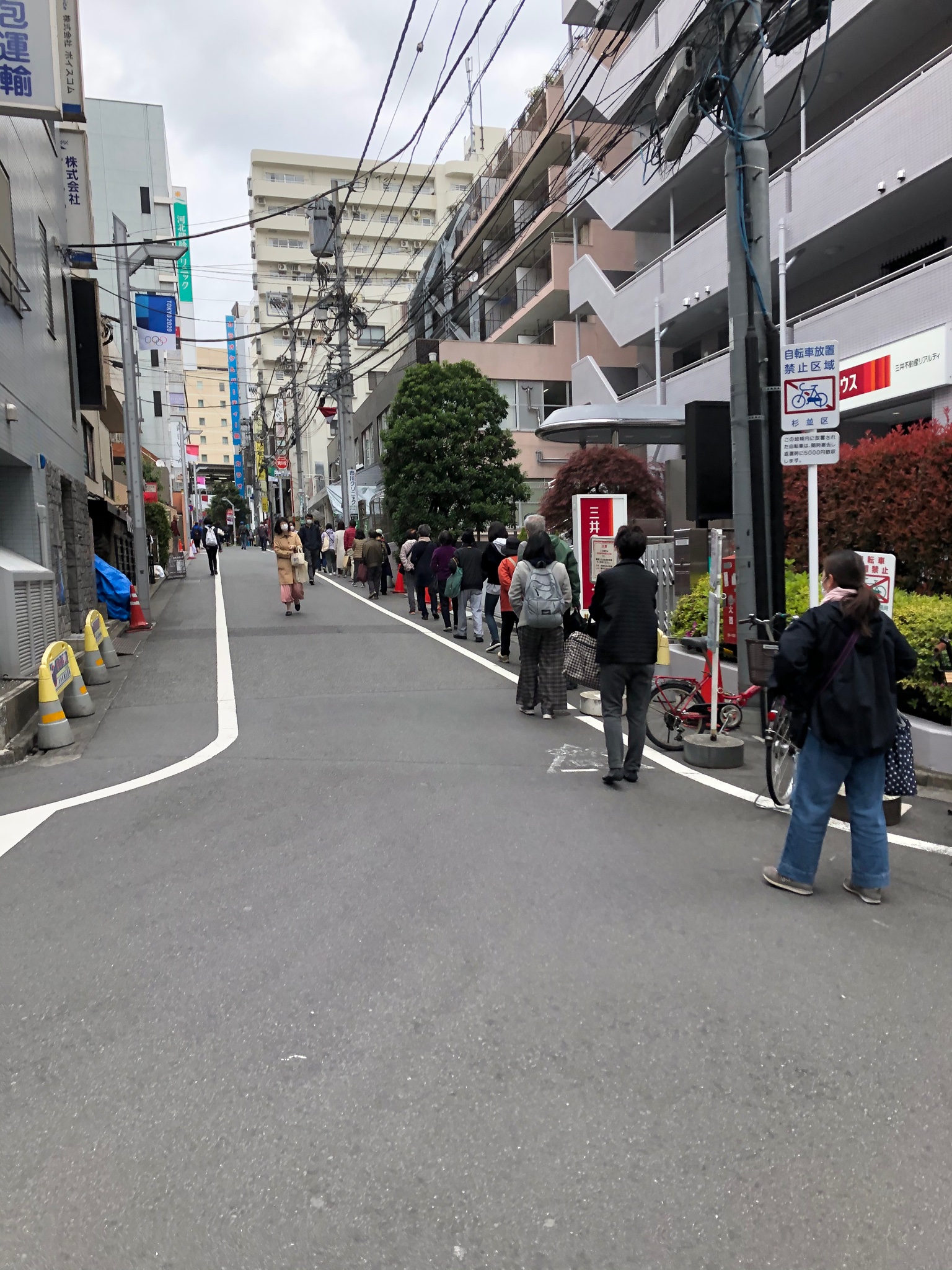 鳥山穣 今日の高円寺 オーケー 行列は入場制限をしていることなどもあるが 南側の覇権を争っていた業務スーパーが改装中なのが最大の理由とみる 3番手だった西友が息を吹き返す しかし俺は北口の ロピア派 T Co A8pzwwxehj Twitter