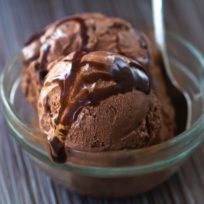 Choco ice. Айс-Крим какао. Мороженое с шоколадом. Шоколадное мороженое с кремом. Мороженое с шоколадным топпингом.
