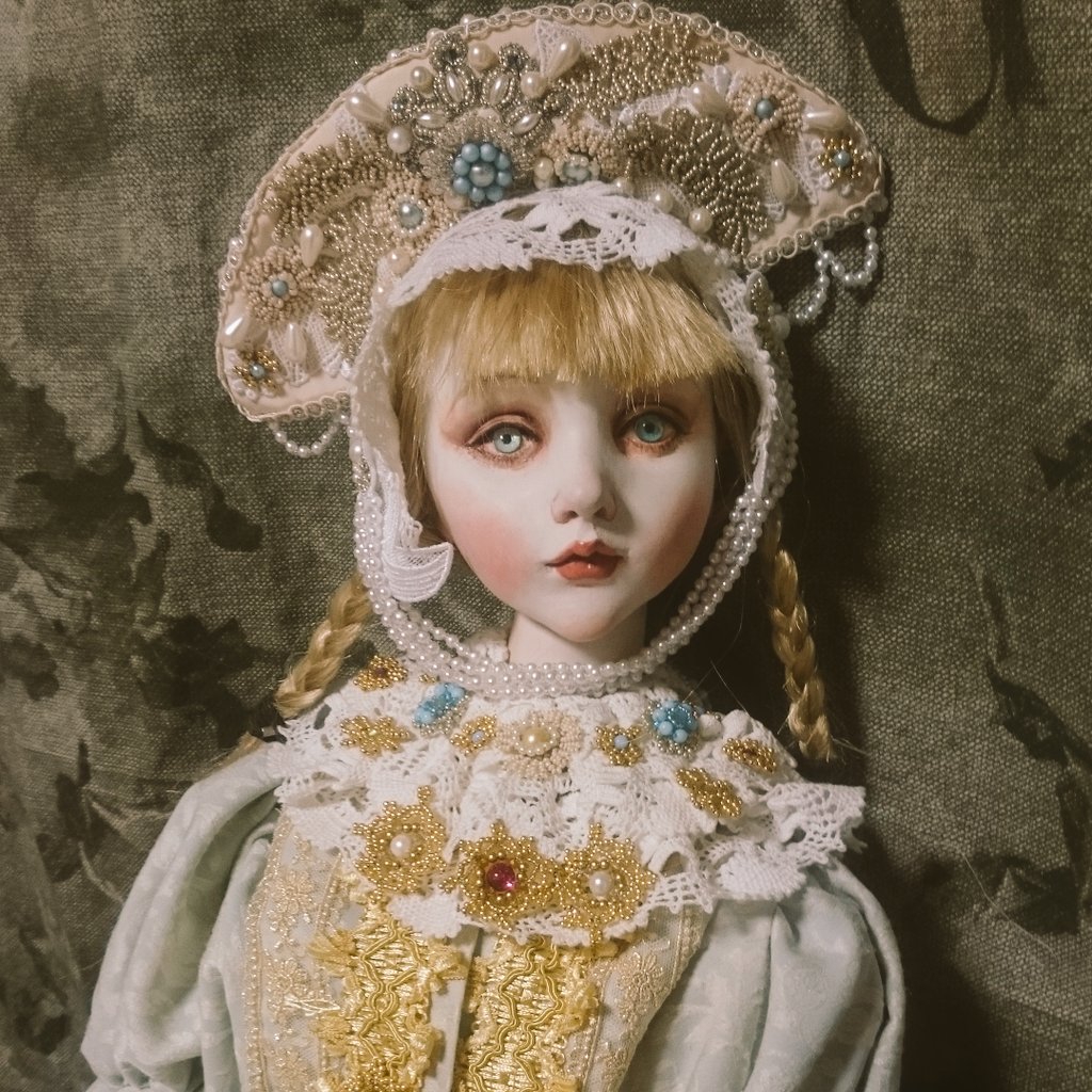 清水真理 作品集発売中 V Twitter 本日は民族衣装のお人形より ロシアのココシュニックという被り物のお人形 中国の苗族の衣装のお人形等 民族衣装はどこの国の衣装も美しく 刺繍のモチーフの変遷等大変興味深いテーマです