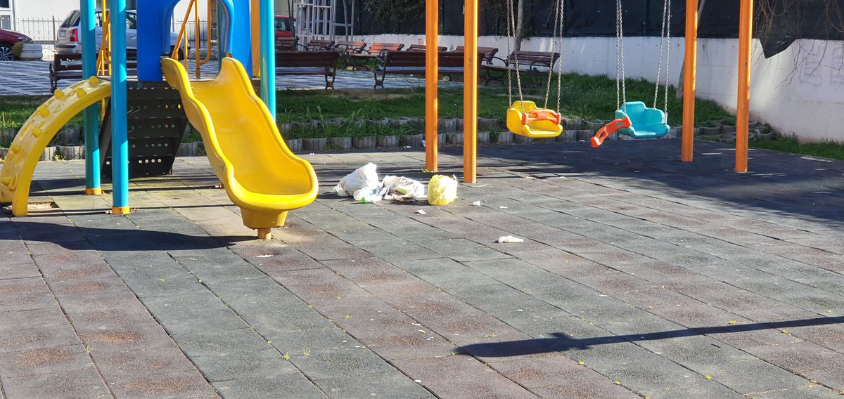mndrskdr's tweet photo. Bu millete virüs az bile, 10 metre ötede çöp tenekesi var #sercanisa #herseycokguezelolacak #coronavirus #Covid_19 https://t.co/Tq7kNWoAIq