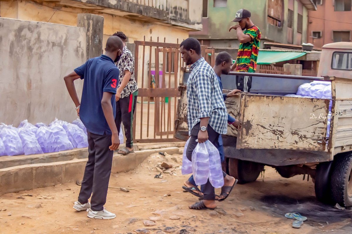 Femojfans's tweet photo. We were able to distribute relief package and packs of water to Nursing mothers @ Ejigbo in Lagos. 
#covid19 
#concernedlagosyouth
#lagosstateyouthparliament
@AbiodunEssiet @AEOlugbode @HonSegunOlulade @olusegundawodu https://t.co/rViWYpvYht
