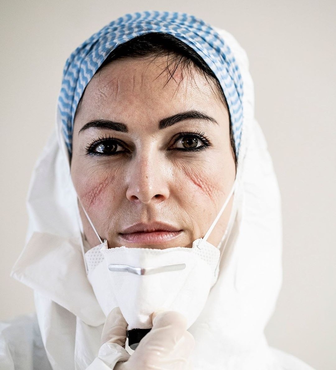 Des visages épuisés, marqués par ce combat, elles ne cessent de se battre chaque jour 💙
Merci à elles
@alberto_giuliani <a href="/marieclaireita/">Marie Claire Italia</a>
#strongwomen #stayhome