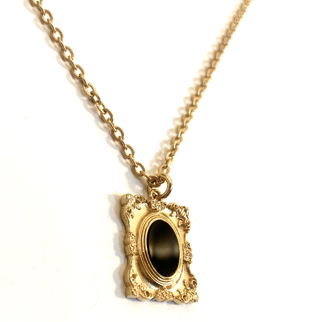 Twitter 上的 マダラニンゲン Onyx Frame Pendant 18k Gold Plated 26 000 Tax Top H 2 2cm W 1 8cm Chain 70cm Material Brass 18k Gold Onyx オニキスがはめこまれたpendant 上質な黒い宝石と18金コーティングで Blackコーディネートのワンポイントに 4 18 土
