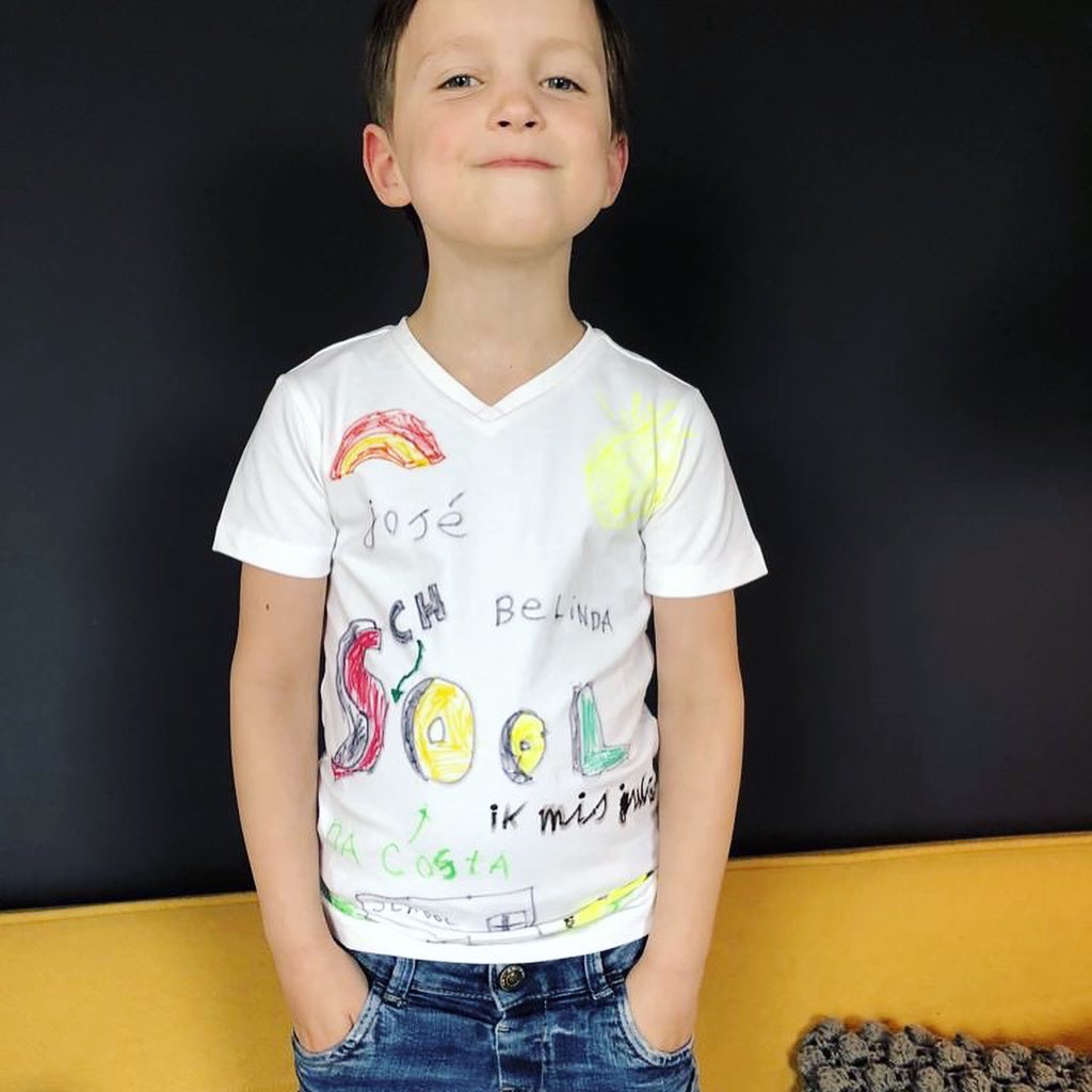 Eerder maakte hij al T-shirts met mooie teksten voor Valentijn en Corona (maar ook met andere mooie kunst erop). Nu één omdat hij school en de juffen mist. En wat missen wij hem en alle andere kinderen! Om te zien wie zulk mooi werk maakt...zie volgende foto ♥️ 🖍✏️ #kunst #crea