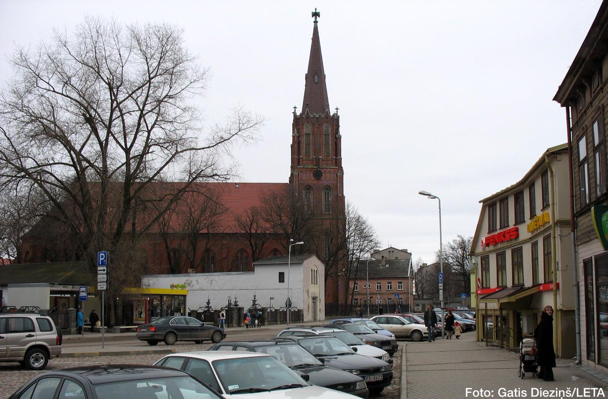 ❗️Baznīca Liepājā ar vietējās varas klātbūtni turpina rīkot dievkalpojumus; mācītājs attālinātas lūgšanas salīdzina ar gumijas sievieti. Vairāk @edgarskupcs ierakstā: lsm.lv/raksts/zinas/l…