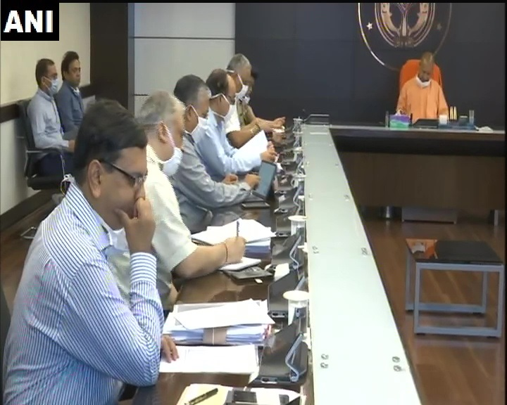 ANINewsUP's tweet photo. UP CM in a meeting today with senior officers said,'It doesn't matter if a person has Ration Card or not, Aadhaar Card or not, if the person is needy he/she would be provided with essential food items. Even if the person is a migrant he/she shall be provided with food and ration' https://t.co/G0DYWj5sRt