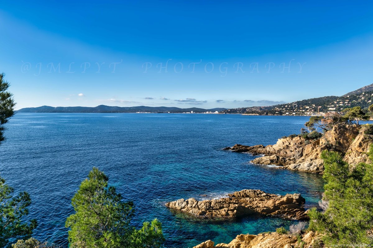 jmlpyt's tweet photo. #FenetreSurLaCotedAzur : En ce #ConfinementJour32   je vous offre cette vue du littoral du @OTLAVANDOU

#CetÉtéJeVisiteLaFrance et #CotedAzurFrance #visitvar
@VisitCotedazur @VisitVar @MaRegionSud
#jmlpyt #regionsud #France #vacances #var #Lavandou #sport #enfamille #picoftheday https://t.co/41ZrE1vMLs