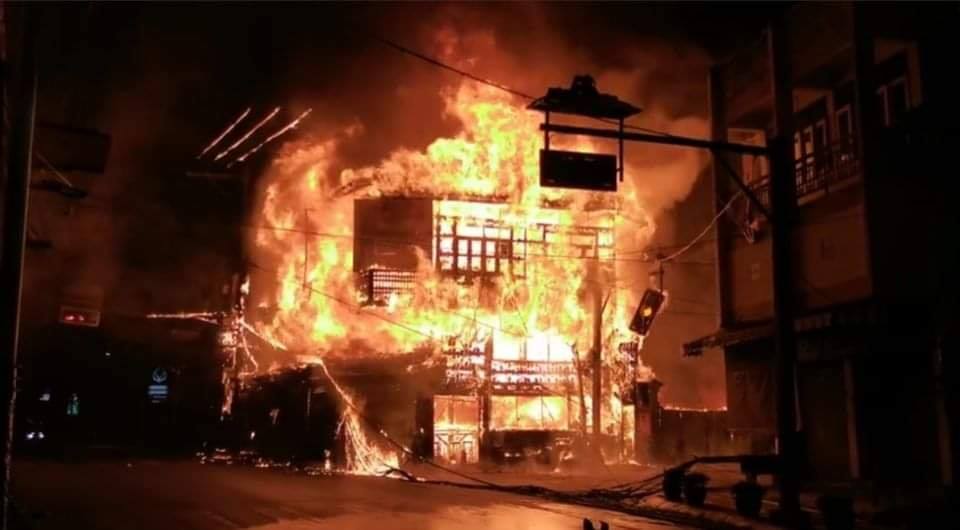 Fire destroys 8 buildings including famous Crossroads restaurant in Mae Hong Son - chiangmaione.com/fire-destroys-…