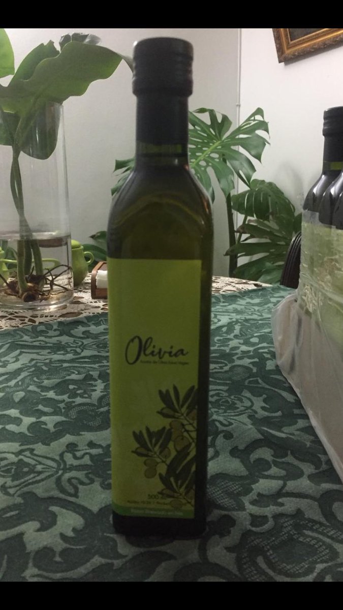 Tengo pocos seguidores, a esos les agradecería darle RT a este aviso de una pyme familiar. Es aceite de oliva de 1/2 litro, $2.500 la unidad