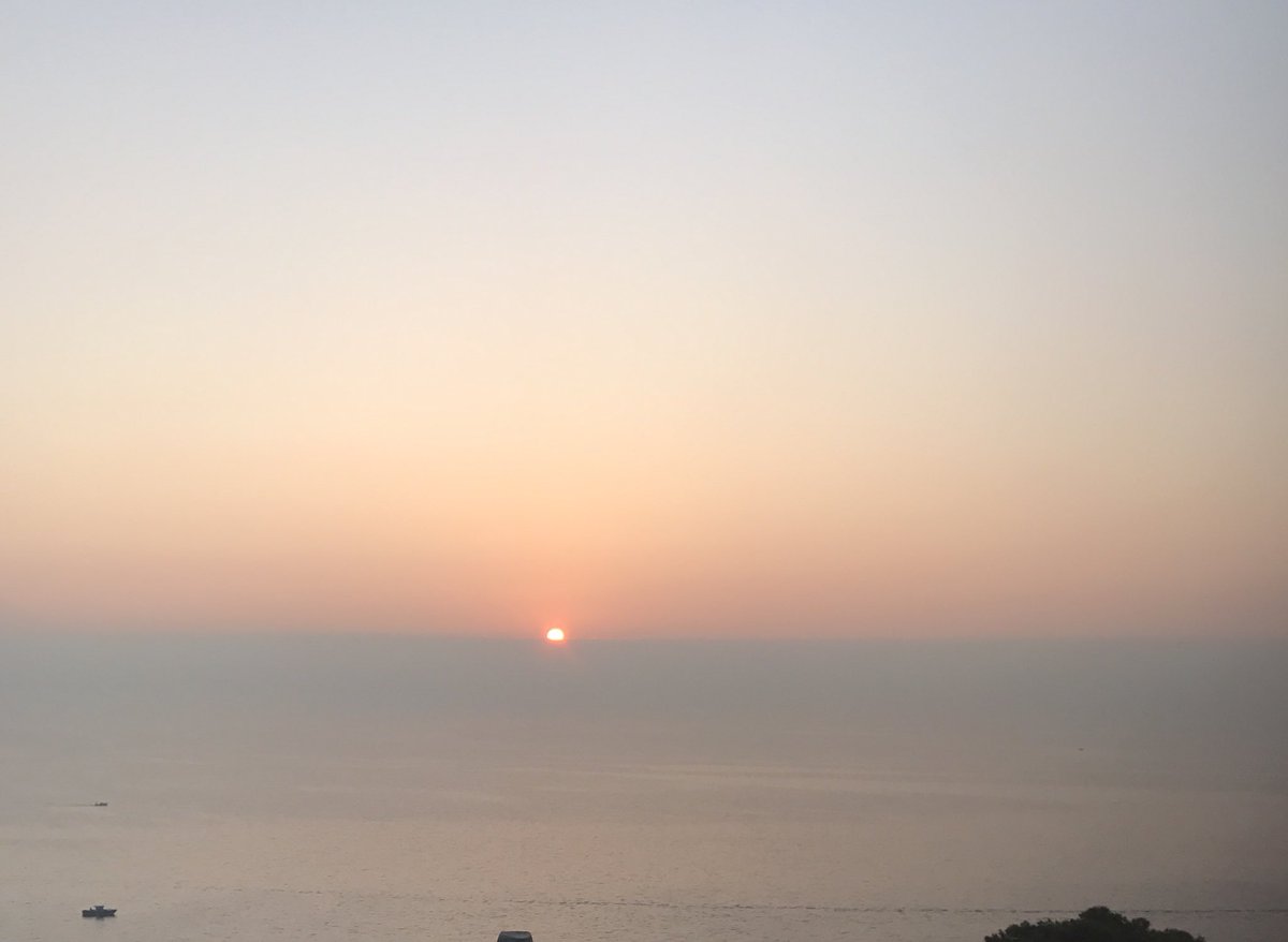 Domenico_dott's tweet photo. Ore 06:30, il giorno sta nascendo e tu rinasci con lui: l’Alba. #Sunrise #Zen #Napoli #staystrongitaly #StayHomeStaySafe #photo https://t.co/b2DHZh2vhK
