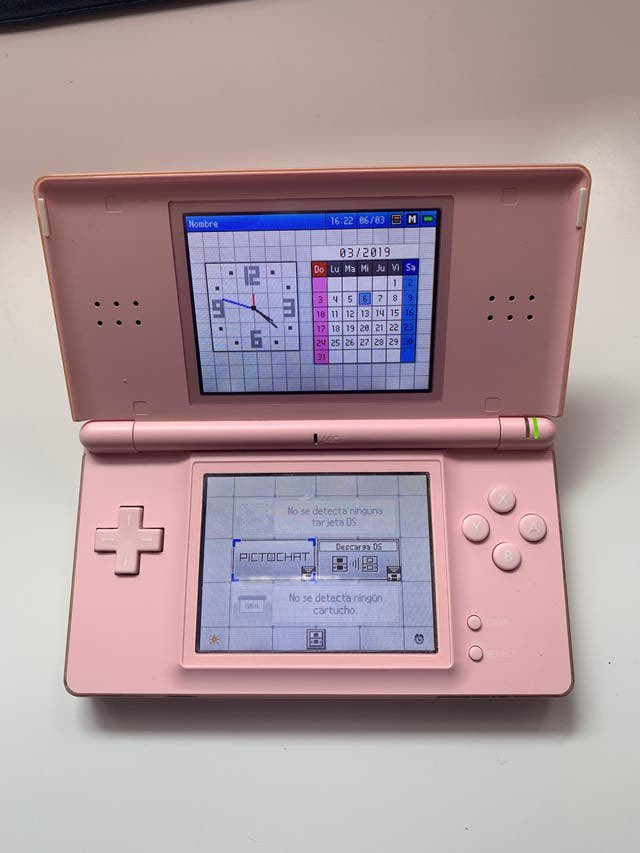 asistente Organo Ficticio ☆ METTA ☆ DEBUT (Noviembre 2022) sur Twitter : "Mi Nintendo DS era de ese  color &lt;3 La compre en mi comunión. Se le jodió la pantalla y ahora no se  quedaba fija ; 3 ;" / Twitter