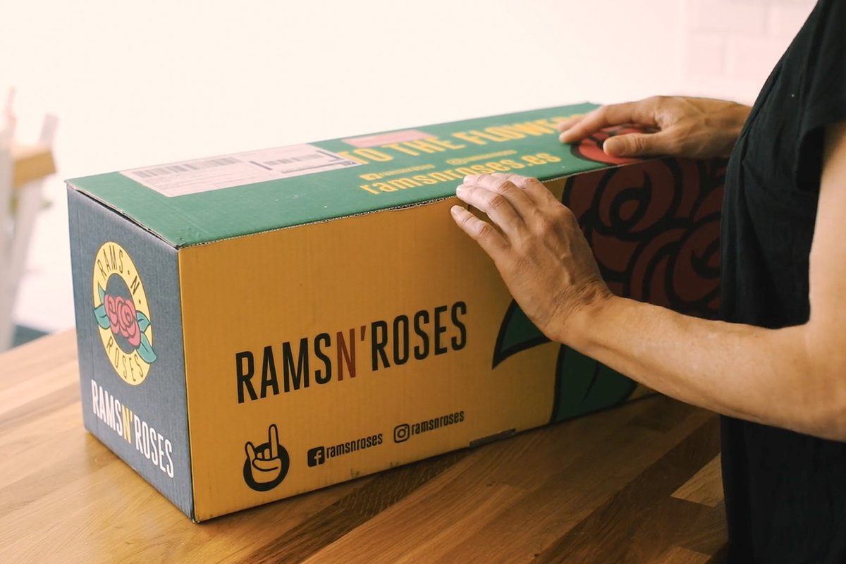 CaimaryStudio's tweet photo. @MastersOfNaming @ramsnroses_es Ens hem encarregat de:
- Restyling del logo.
- Vinilat del seu vehicle comercial.
- Disseny, maquetació i producció de continguts creatius per la seva pàgina web i xarxes socials.
- Disseny de packaging i flyers.

Més info a https://t.co/GjesjK2P09 https://t.co/EktWIDT7Bv
