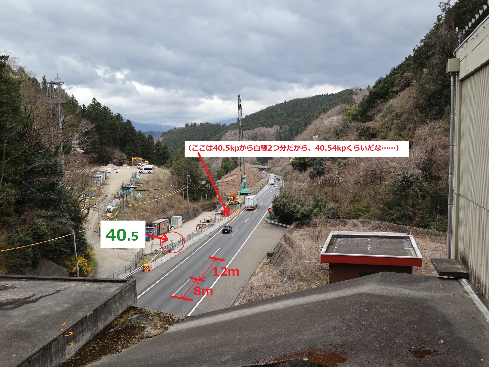 Nexco中日本 八王子工事事務所 豆知識 高速道路の車線と車線を仕切る破線 長さはどのくらいかご存知ですか 1つの破線の 長さが8m 破線と破線の間隔が12mです 1セットがちょうどmなので ご走行の際は車間距離を測る目安にしてみてください 私たち