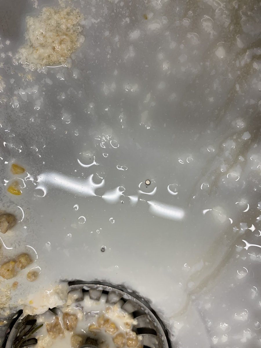 Demi84103124's tweet photo. @LidlNederland Ik heb last van klontjes in de melk. Ik heb 8 pakken gekocht met de datum 27-04-2020. De melk stond niet tegen de achterkant van de koelkast aan dus kan het ook niet bevroren zijn. https://t.co/U8hDjsEF55