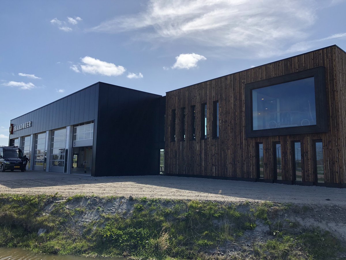 Lrnsvandenbrink's tweet photo. Vandaag de oplevering van de brandweerkazerne in @Gem_Harlingen. Geografisch een zeer goede plek voor de uitruk. Voor @BRWFryslan de tweede kazerne volgens de blauwdruk dus duurzaam en circulair. Èn gebouwd door lokale aannemers. https://t.co/SFClxLas9b