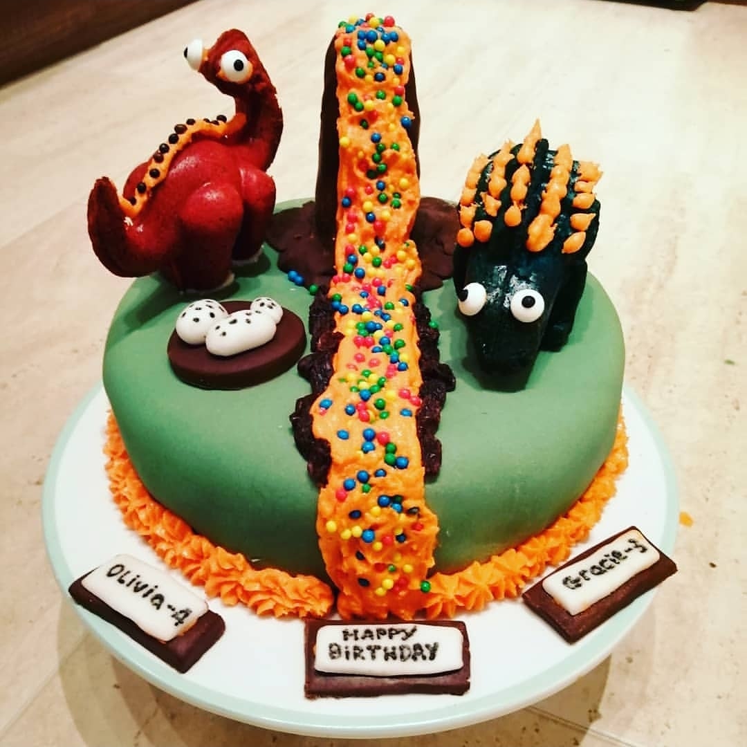 Shellymackbooks's tweet photo. A throwback to a few weeks ago before the world ended 🙈. Dinosaur cake request for today. #mummyfirst #baking #dinosaurs https://t.co/5XaMgA0EhM