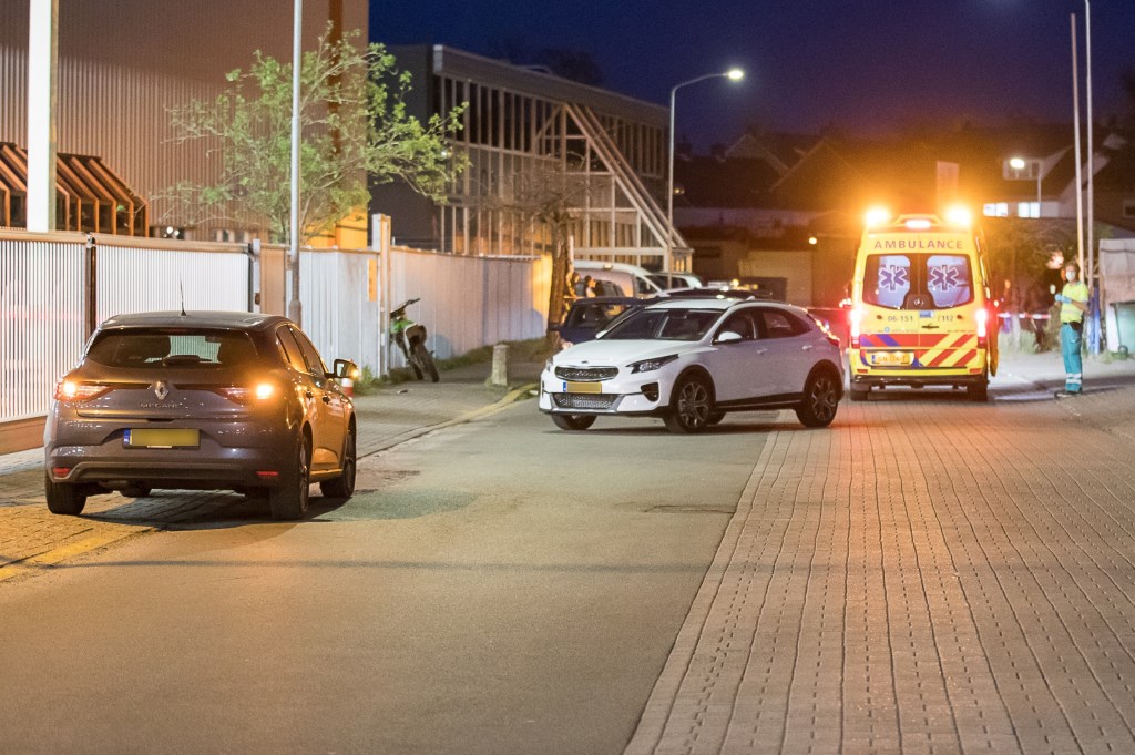 Motorrijder schampt onopvallend politievoertuig en valt [EDE] De bestuurder van een crossmotor is donderdagavond in Ede lelijk ten val gekomen nadat hij een onopvallende politieauto schampte in een kennelijke poging om aan de politie te ontsnappen. De.....