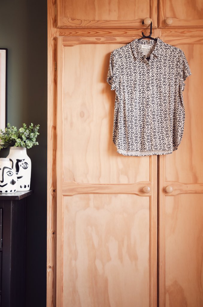 Found a photogenic corner of the house. Love this shirt from with its geo pattern. Expect to see more shots of this corner 😁 Shop online bit.ly/2KdmHhW
*
*
*
#clothes #clothing #shirt #geo #shopindie #shopsmall #settle #lifestyleshop #boutique #yorkshire #love #style