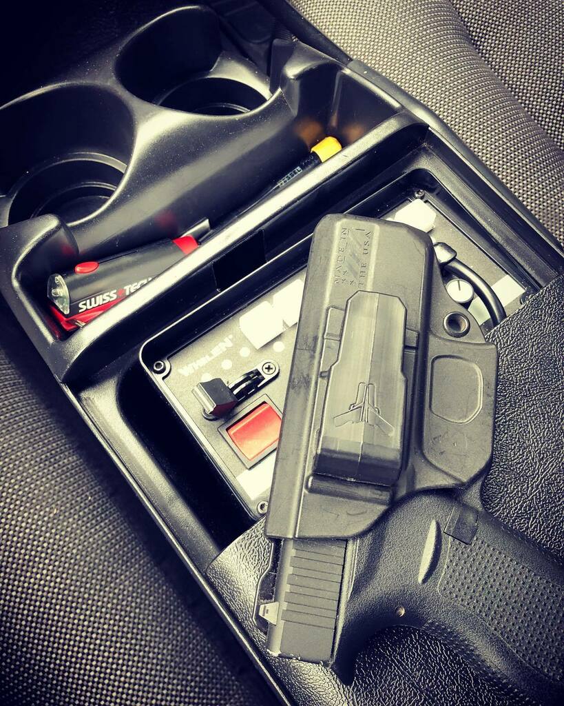 NashSakai's tweet image. Vic and Glock pt2.
#crownvictoriapoliceinterceptor #glock42 #bladetech #whelen instagr.am/p/B_ErPY9nyBx/