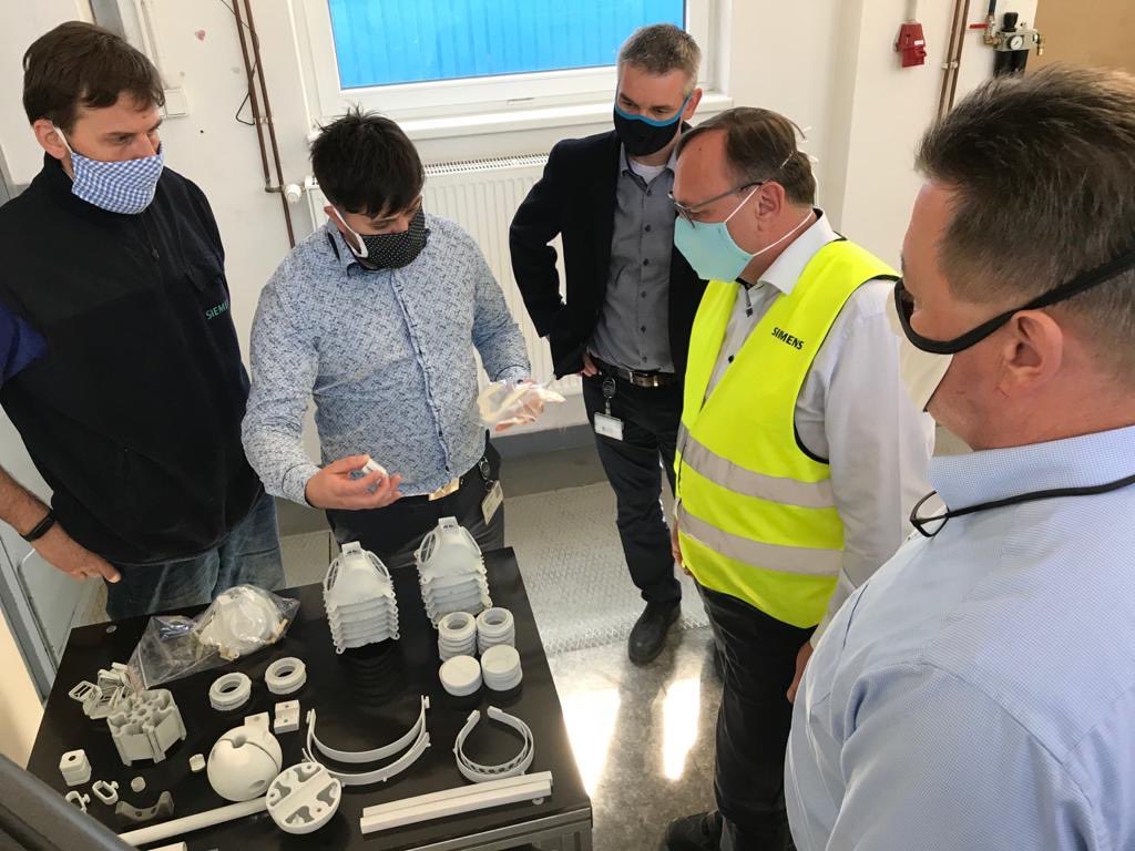 EduardPalisek's tweet photo. Naše @SiemensCzech továrny v Mohelnici jedou! Díky dodržování přísných preventivních opatření jsme se doposud dokázali ubránit nákaze. Na 3D tiskárně tiskneme masky na plný výkon. Skvělá práce našich mladých inženýrů. Všem moc děkuji! @CIIRCCTU @NCP40 @SvazPrumyslu @mpo_tweetuje https://t.co/pNjcUMTJha