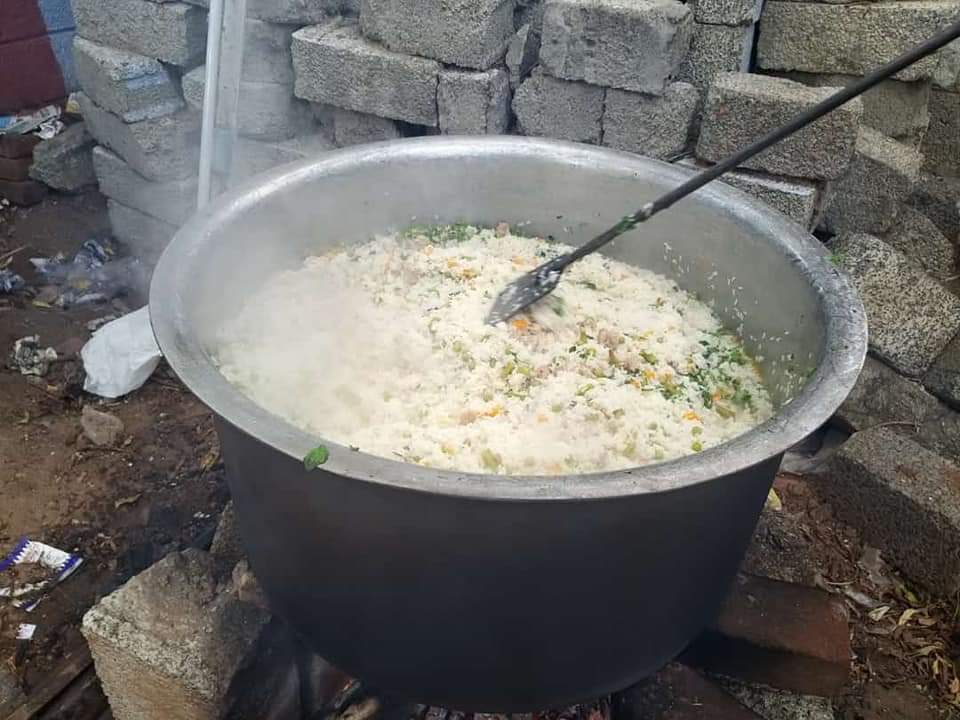 nagercoil_town's tweet photo. தொடர்ந்து 6 வது நாள்..
#உதவும்_கரங்கள்
உணவில்லாதவர்க்கு உணவு.
நன்றி... #Parakkai https://t.co/ucTr4QRs5f