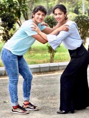 sangeeta_phogat's tweet photo. ���ैं खुशनसीब हूं कि आप मेरी बड़ी बहन हो और आपने मुझे हमेशा प्रेरित किया है और उसी तरह आपने देश के कई छोटी बहनों को भी प्रेरित किया है और उमीद करती हूँ आगे भी इसी तरह करती रहेंगी । 🇮🇳 जय हिन्द जय भारत #iSupportBabitaPhogat https://t.co/bnWO7AwFNX