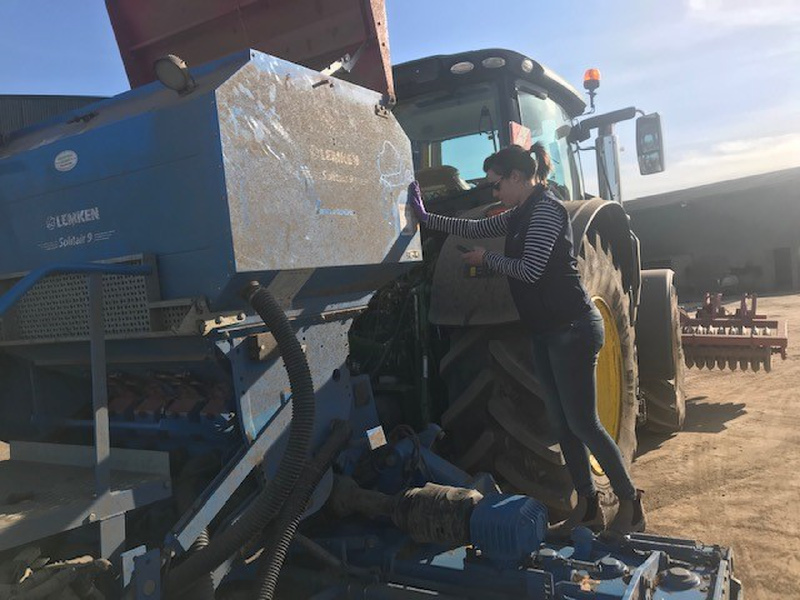 Glanbia Ireland Agronomist Jayne Smyth inspects the last drill ahead of sowing Gluten Free Barra Oats in Co. Meath 🌾 

#GlutenFree #Agronomy #Oats #GlanbiaIreland