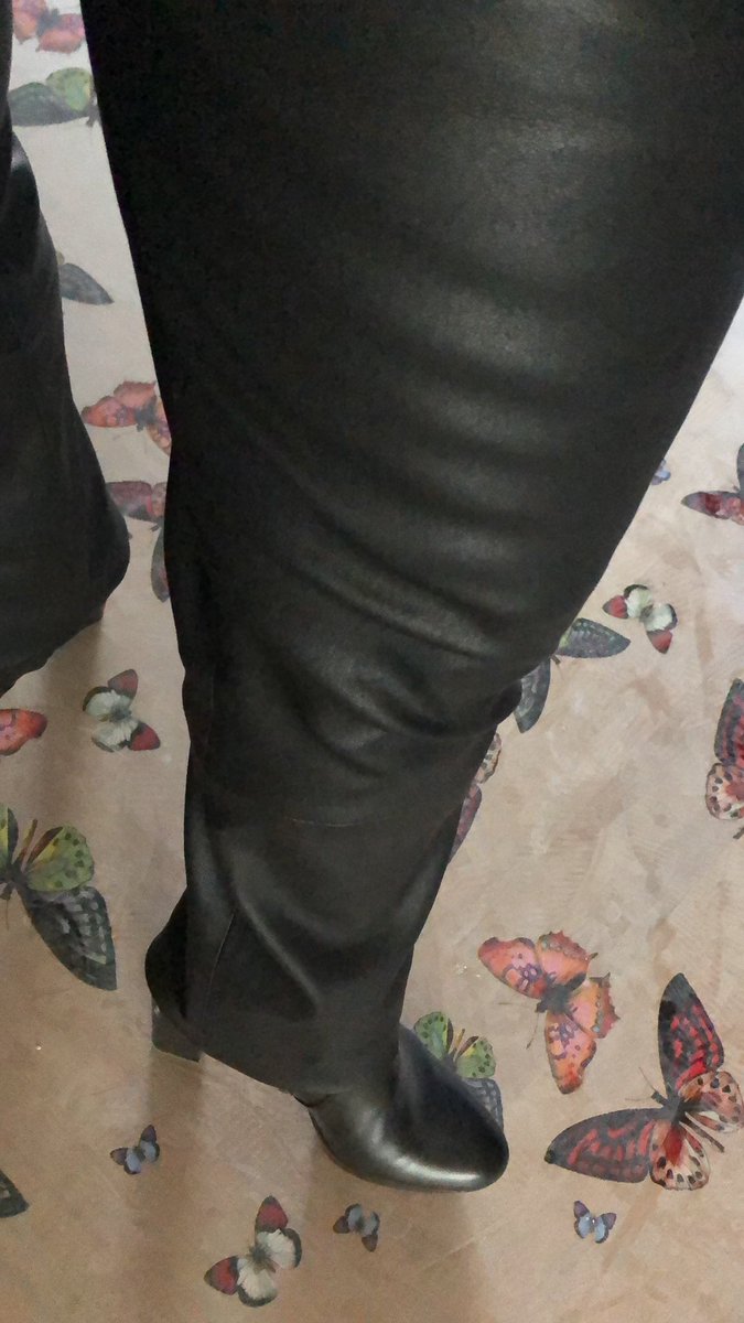 umarebru's tweet photo. M’n leren broek past ook weer PRACHTIG dus Hey, er is echt wel een upside aan deze tijden. Mag ik dat dan wél concluderen? #staysafe #stayslim https://t.co/MIia2kKyCH
