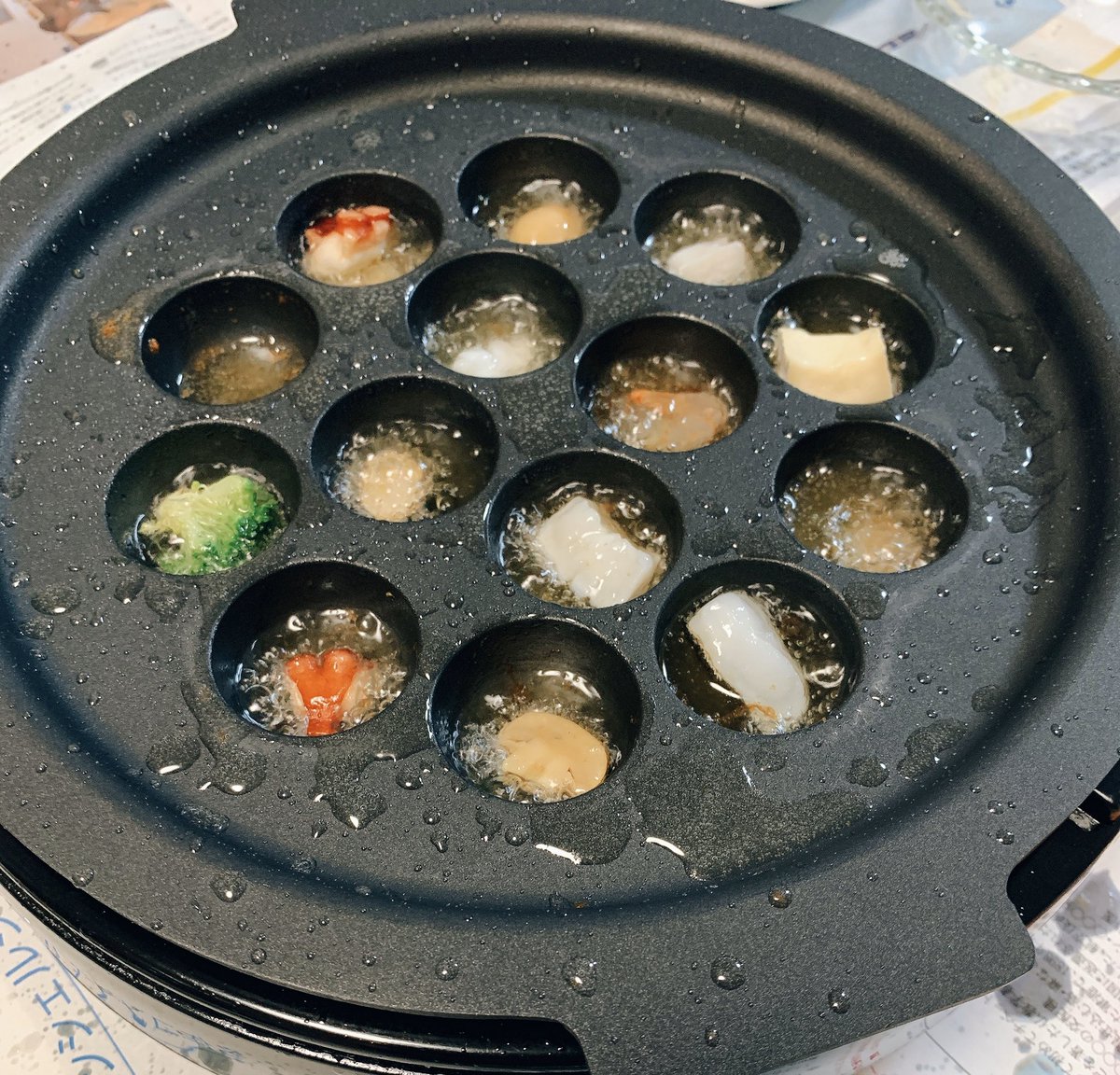 野原資子 先日の晩ごはん たこ焼き器でアヒージョ マッシュルーム ブロッコリー 海老 イカ 帆立 カマンベールチーズ 今夜は何にしようかな 献立 悩む