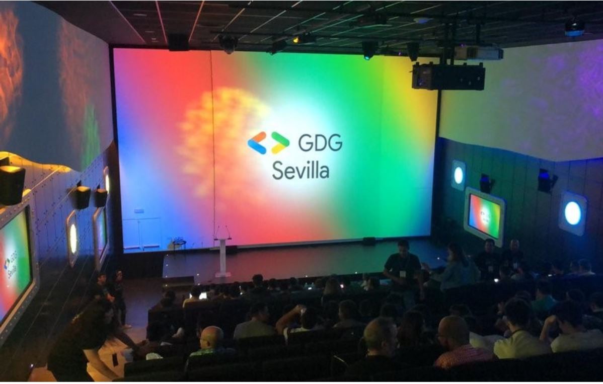 GOAuditorio's tweet photo. Hoy estamos nostálgicos... 

💙 ¡Qué espectacular lució nuestro auditorio con los colores de Google! Inolvidable el #DevFest19 con @GDGSevilla https://t.co/YI7GhFi6qF