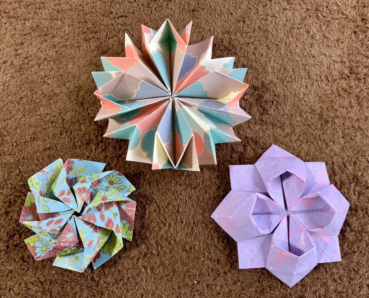 よっしぃ Shibayama 毎日おりがみ おりがブローチの花たち 竹尾篤子 日本折紙協会 発行 より 中央にビーズを乗せて ブローチ完全させたいのですが 今はお買物控え中につき ブローチの完成は今しばらく我慢です 毎日おりがみ 折り紙