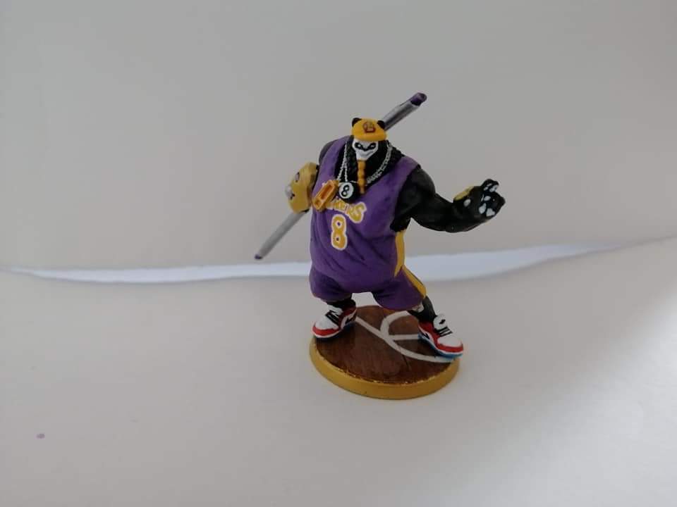 G_Petiso's tweet photo. El compañero #FredyMartinez ha pintado de manera extraordinaria a @8BallAGL a modo de tributo al gran Kobe Bryant ¡¡magnifico!! #blackmamba #lakers #8ball #aristeia #Kobe24 #kobe8 https://t.co/HU2vf8mxDH