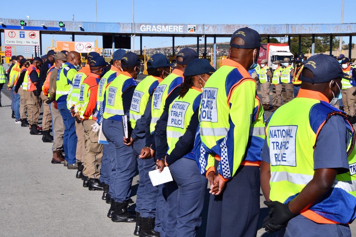 MbalulaFikile's tweet photo. The total number of arrests for violation of road traffic laws stood at 719, while traffic law enforcement authorities manned 480 roadblocks. #EasterWeekendStats https://t.co/VIIa4qcQPP