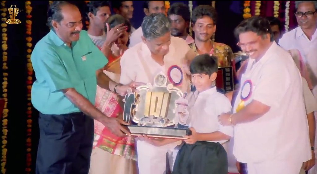 kadirinag9's tweet photo. @SureshProdns Our @RanaDaggubati garu at 100 days celebration of #Surigadu. #TheDayInSPHistory
#28YearsForSurigadu
#throwbackpic 😍 https://t.co/K52VRrwuPh